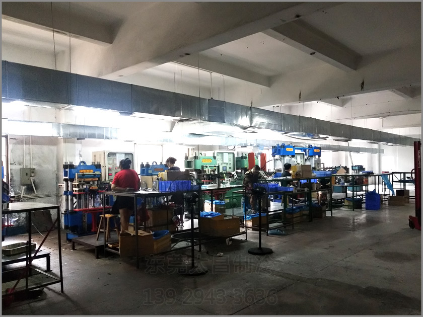 樟木頭吸盤廠車間降溫工程,環(huán)保空調,車間降溫,大型空調,廠房降溫,潤東方環(huán)保空調